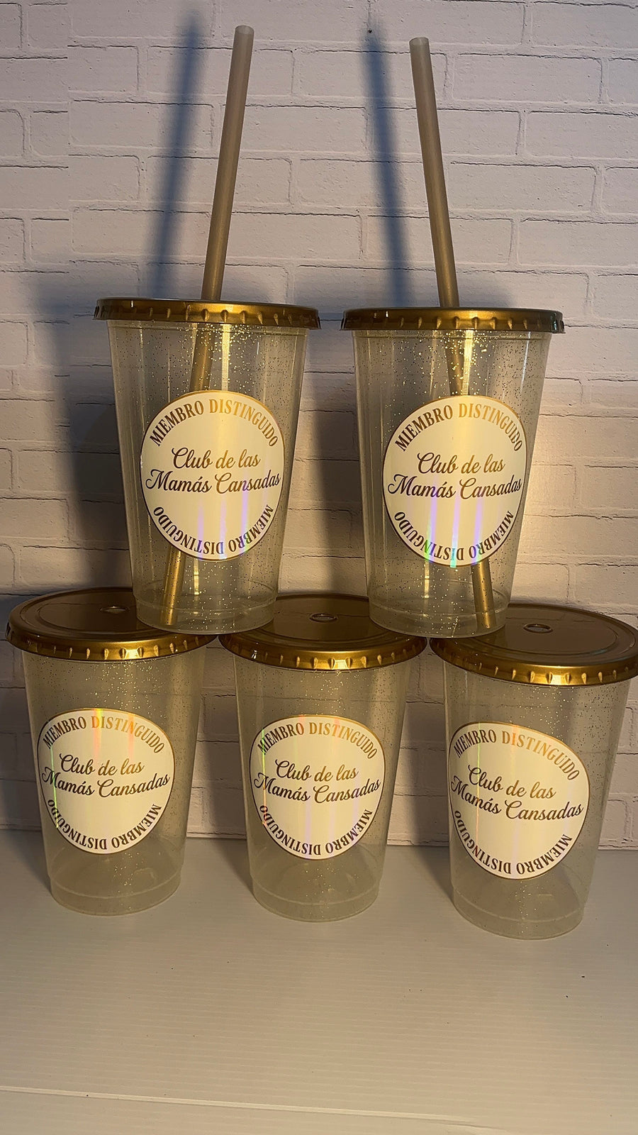 Vasos con popote glitter dorado con etiqueta “Club de las Mamás Cansadas”